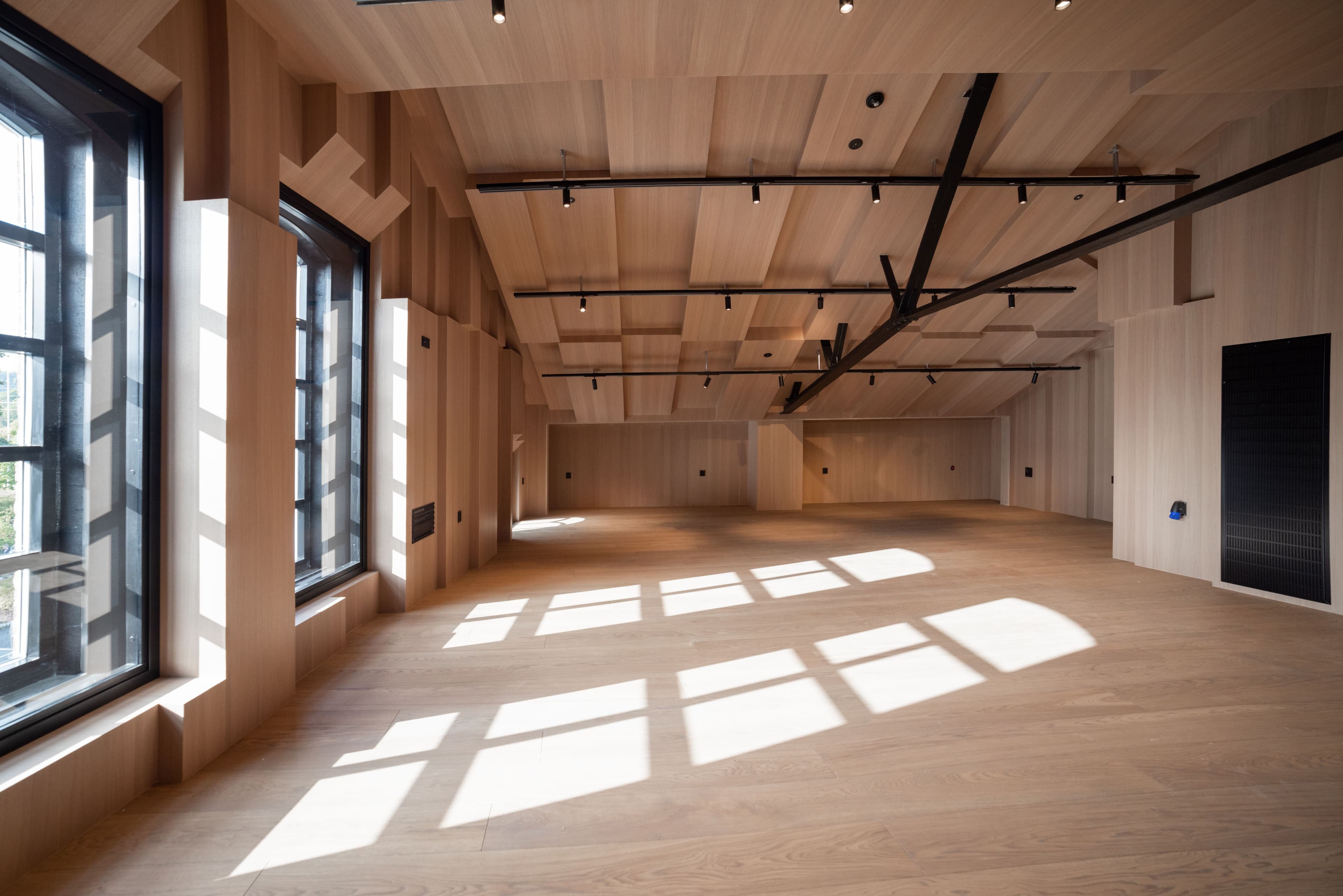 The room is experienced as relatively sonorous, but controlled.